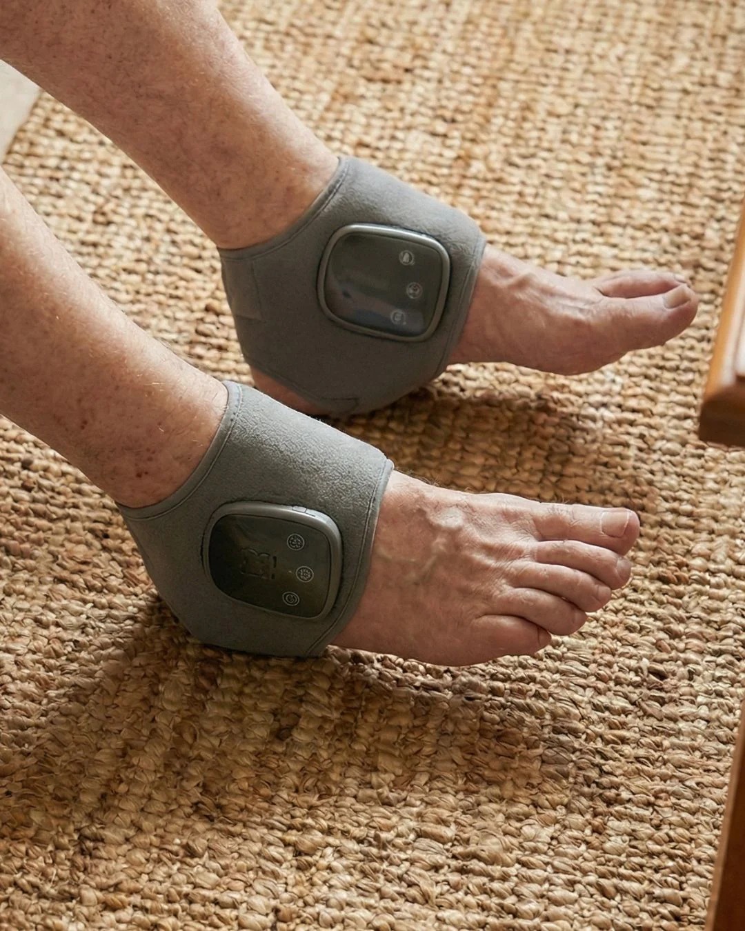 Pés usando as tornozeleiras NeuroPulse Pro